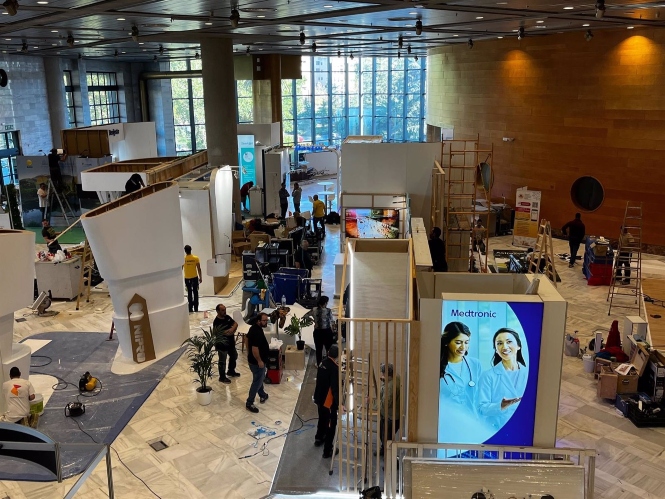 Montaje de una exposición en el Palacio de Congresos (PALACIO DE CONGRESOS) 