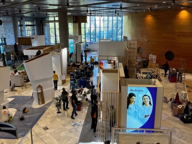 Montaje de una exposición en el Palacio de Congresos (PALACIO DE CONGRESOS) 