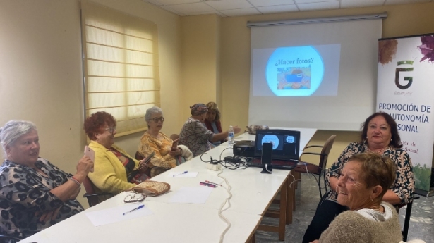 uno de los talleres para enseñar a los mayores a manejar sus smartphones celebrado en Vegas del Genil (AYTO. VEGAS DEL GENIL) uno de los talleres para enseñar a los mayores a manejar sus smartphones celebrado en Vegas del Genil (AYTO. VEGAS DEL GENIL)