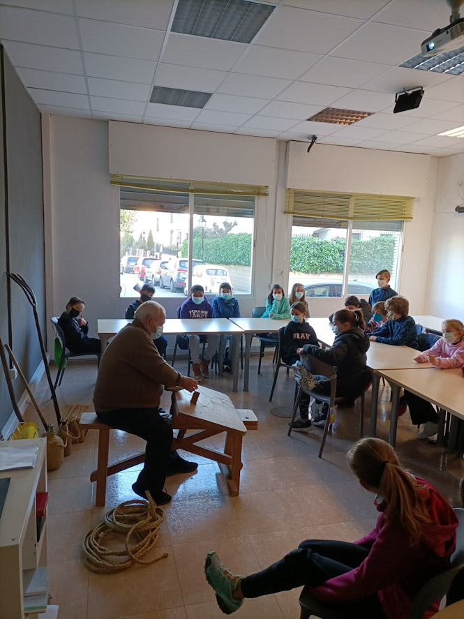 Talleres de esparto impartidos en los centros educativos de La Zubia (AYTO. LA ZUBIA)