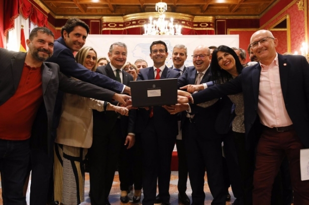 Acto en el que se registró telemáticamente el dossier de documentos con el que Granada se ha convertido en aspirante a acoger la sede  (ÁLEX CÁMARA / EUROPA PRESS)