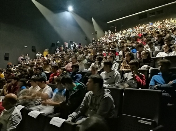 Jóvenes asistentes al espectáculo (JUNTA)