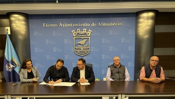 Imagen de la firma del convenio (AYTO. ALMUÑÉCAR)