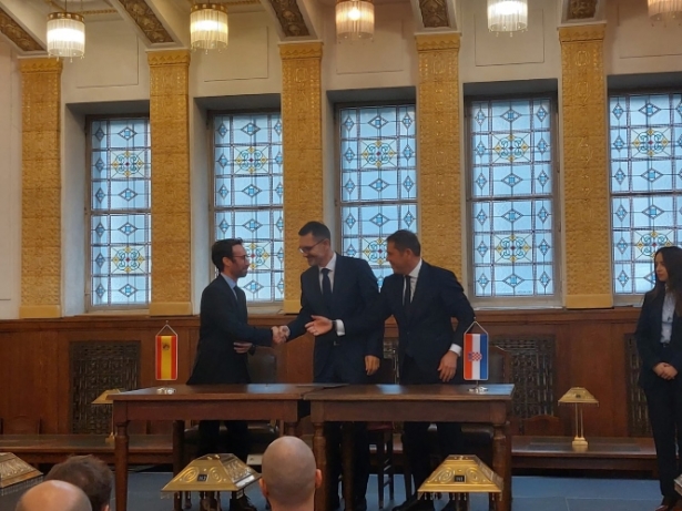 Imagen de la firma del convenio (CÁMARA GRANADA) Imagen de la firma del convenio (CÁMARA GRANADA)