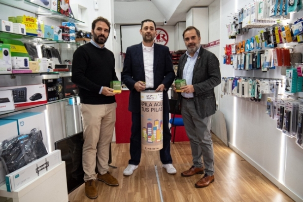 Imagen de la visita a uno de los comercios (AYTO. GRANADA)