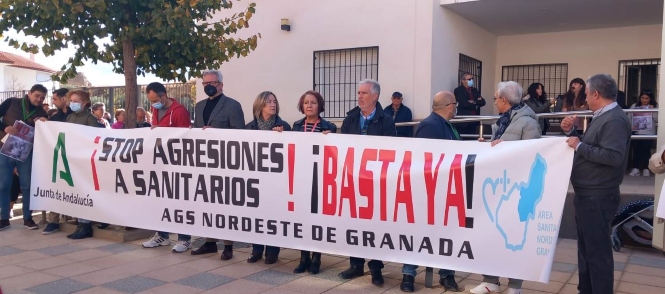 Concentración en el centro de salud de Banalúa de Guadix (CCOO)