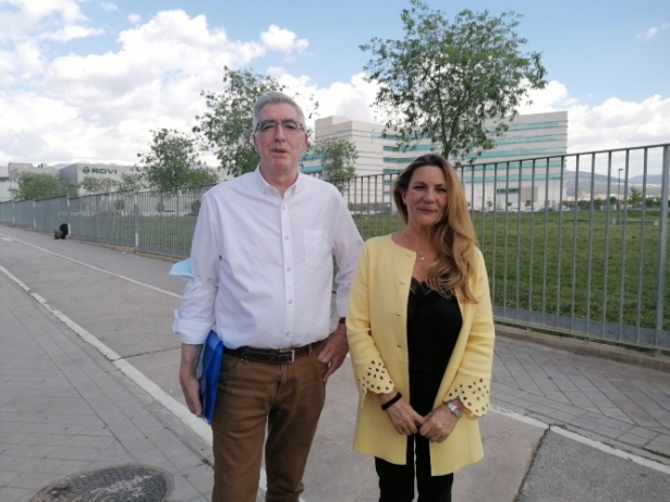 Concha Insua junto al presidente de la AAVV Zaidin Campus, Juan de Dios Jiménez (CS) 