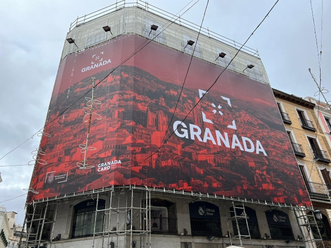 Lona de Granada en el centro de Madrid (AYTO. GRANADA) 
