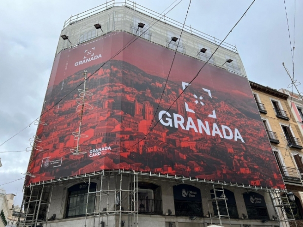 Lona de Granada en el centro de Madrid (AYTO. GRANADA) 