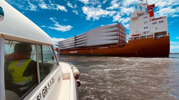 Un barco de exportación saliendo del puerto de Motril (PUERTO DE MOTRIL) Un barco de exportación saliendo del puerto de Motril (PUERTO DE MOTRIL)