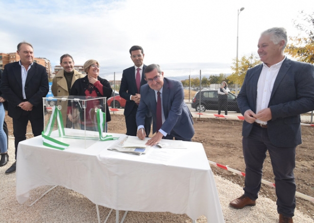 Primera piedra de las VPO de La Chana (R. MARTÍNEZ/DIPGRA)