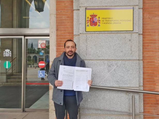 Roberto García, en la puerta del Mitma (AYUNTAMIENTO DE PELIGROS) 