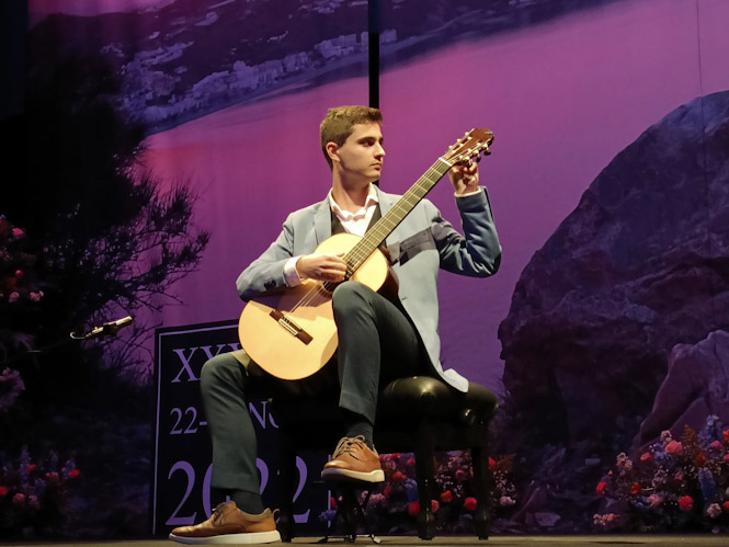 El joven guitarrista español Ausias Parejo (AYTO. ALMUÑÉCAR)