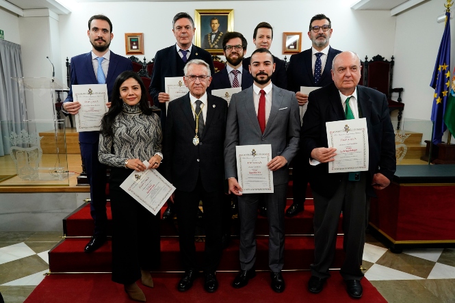 Foto de familia de los galardonados (RAJYL)