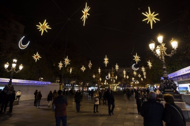Encendido del alumbrado navideño en buena parte de las calles del centro de la ciudad (ÁLEX CÁMARA - EUROPA PRESS)