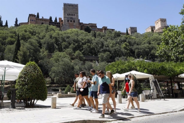 Turistas por las calles de Granada (ÁLEX CÁMARA - EUROPA PRESS) 
