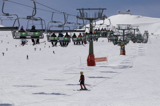 Imagen de archivo del cierre de la última temporada en la estación de Sierra Nevada en Granada (ÁLEX CÁMARA / EUROPA PRESS)