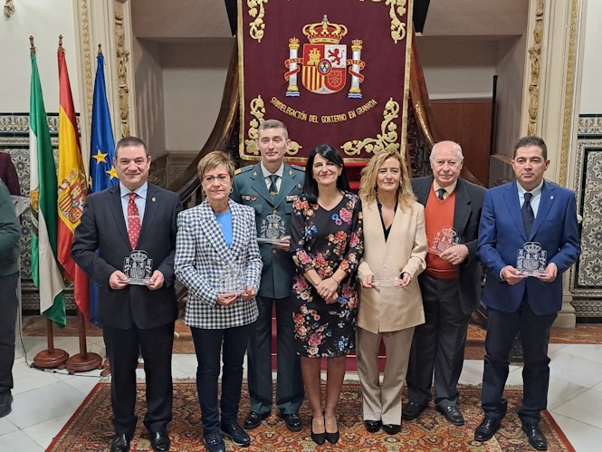 Foto de familia con los galardonados (SUBDELEGACIÓN)