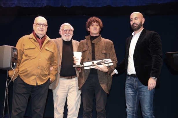 El ganador posa con su premio (AYTO. ALMUÑÉCAR) 