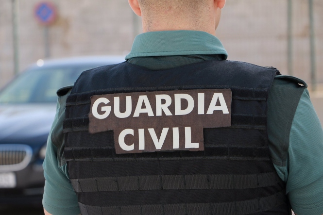Un agente de la Guardia Civil, de espalda (GUARDIA CIVIL) 