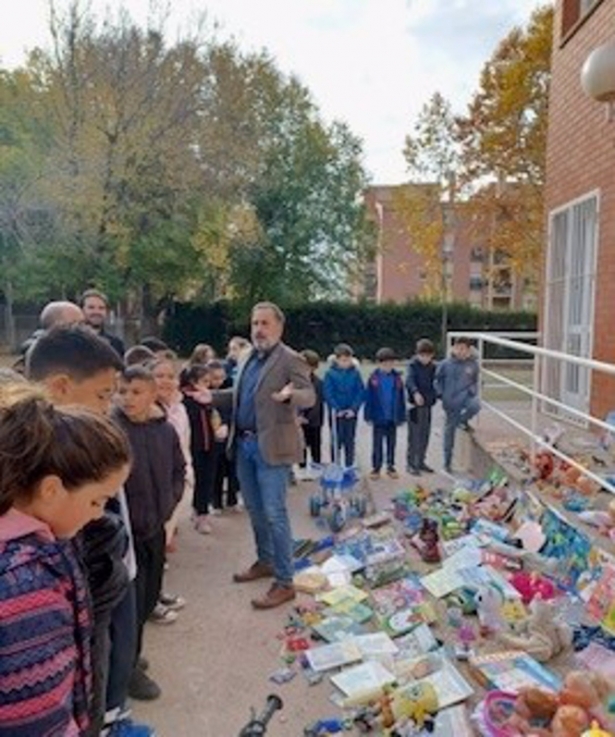 El concejal de Medio Ambiente, Jacobo Calvo, ha presentado esta iniciativa solidaria en el CEIP Parque Nueva Granada (AYUNTAMIENTO DE GRANADA) 