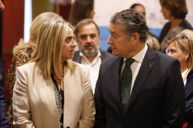 El consejero de la Presidencia, Interior, Diálogo Social y Simplificación Administrativa, Antonio Sanz (d) y la de Fomento, Marifrán Carazo (i) (ÁLEX CÁMARA / EUROPA PRESS) 