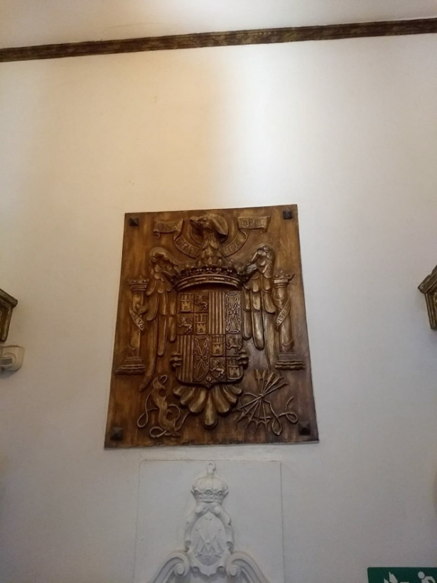 Escudo en un hostal del centro de Granada (COMPROMÍS)