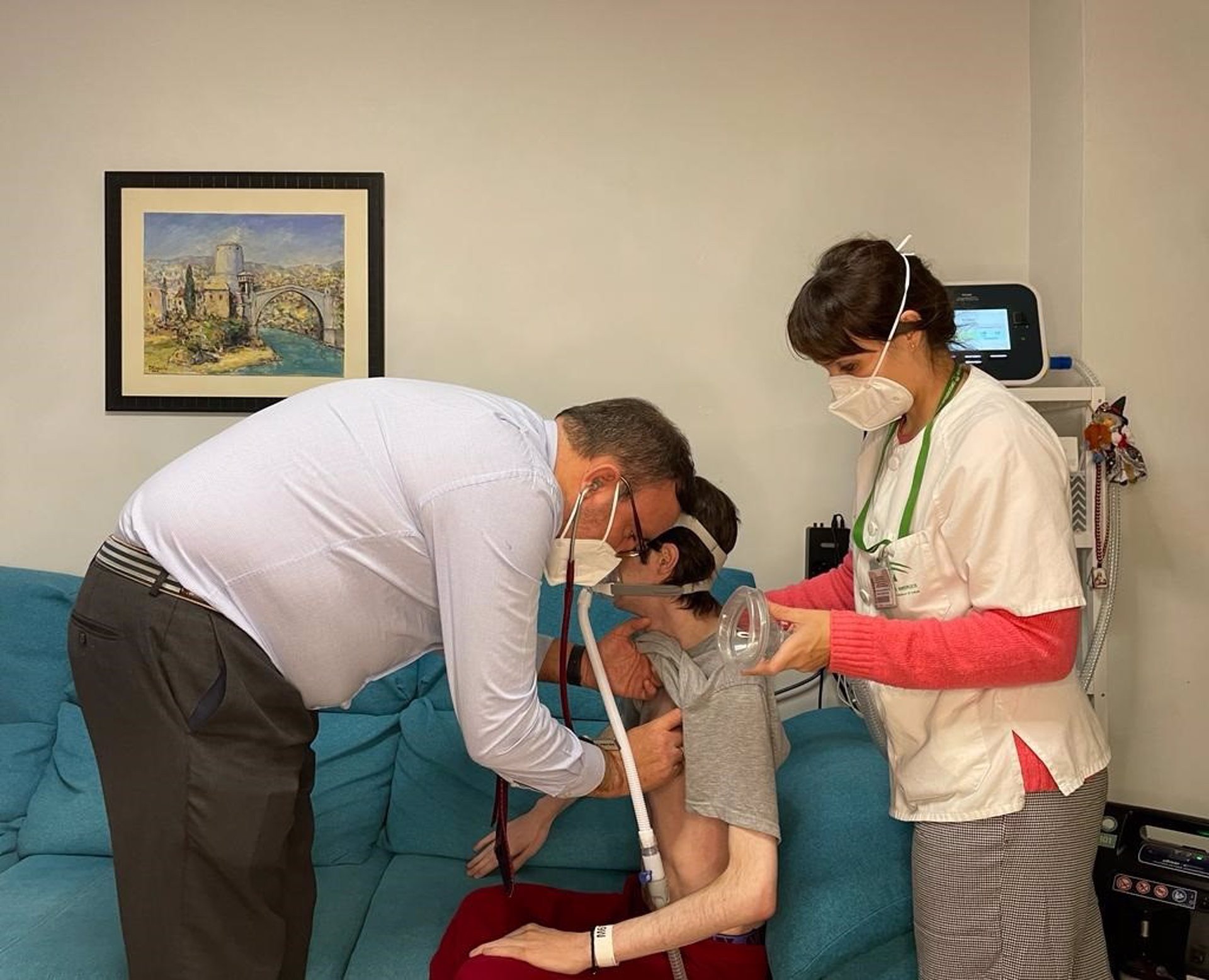 El Virgen de las Nieves atiende a 85 pacientes con enfermedades respiratorias en su domicilio en el último año (JUNTA DE ANDALUCÍA)