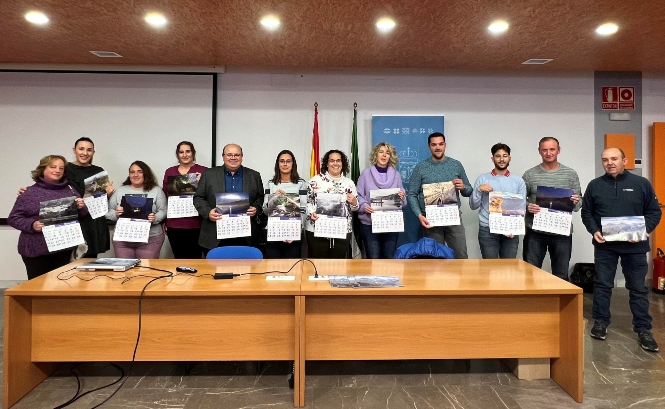 Los fotógrafos participantes en el calendario junto al equipo de Gobierno (AYTO. GÜÉJAR SIERRA) 