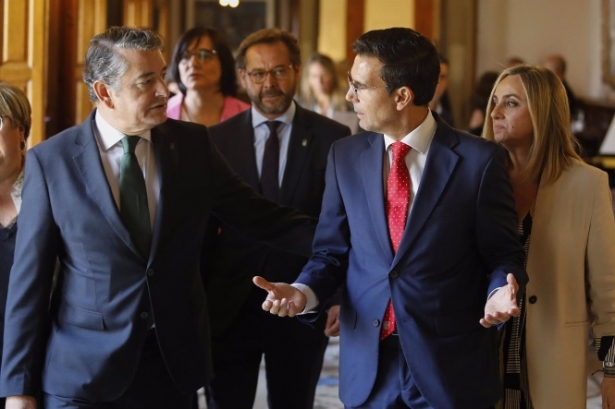  El alcalde de Granada, Francisco Cuenca, en imagen de archivo, flanqueado por Antonio Sanz y Marifrán Carazo (ÁLEX CÁMARA / EUROPA PRESS)