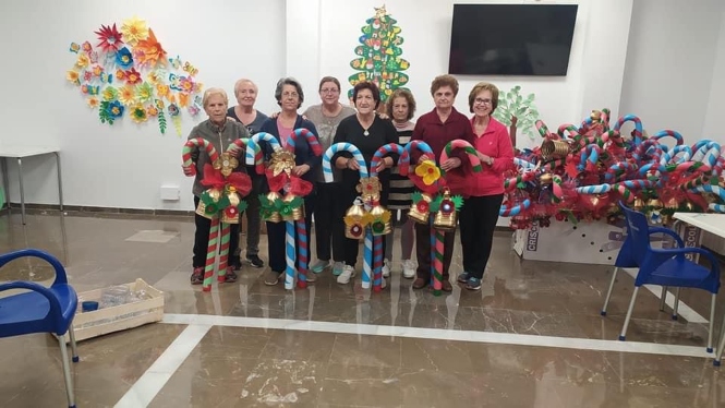 mujeres de Monachil que han preparado la decoración navideña (AYTO. MONACHIL)