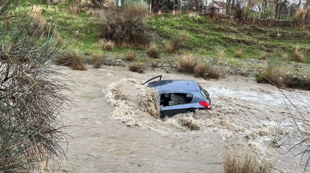 Coche arrastrado por el cauce del río Dílar (POLICÍA LOCAL) Coche arrastrado por el cauce del río Dílar (POLICÍA LOCAL)