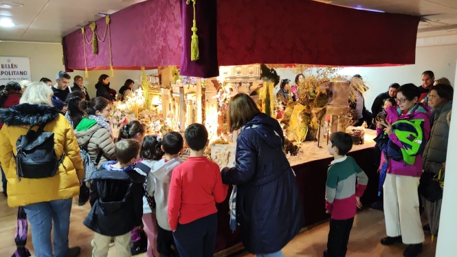 Belén Napolitano de la hermandad del Vía Crucis (VÍA CRUCIS) 