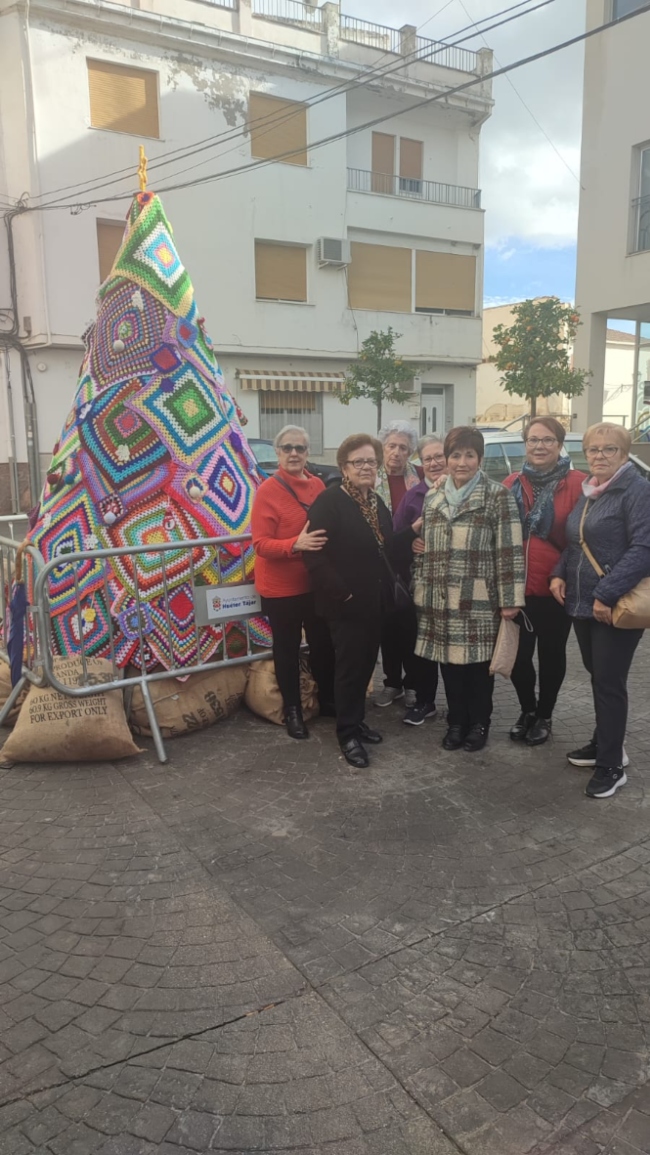 Mujeres hueteñas posan junto al árbol de Navidad de crochet (AYTO. HUÉTOR TÁJAR) 