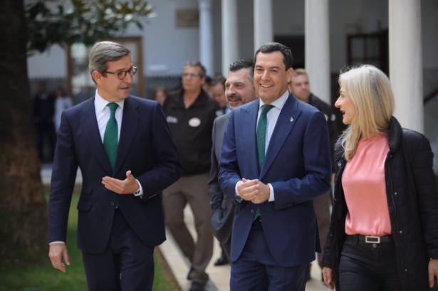 El presidente de la Junta de Andalucía, Juanma Moreno (c.), este jueves en el Parlamento (MARÍA JOSÉ LÓPEZ-EUROPA PRESS) El presidente de la Junta de Andalucía, Juanma Moreno (c.), este jueves en el Parlamento (MARÍA JOSÉ LÓPEZ-EUROPA PRESS)