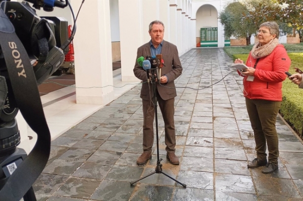 El secretario general del PSOE-A, Juan Espadas, atiende a los medios en el Parlamento andaluz. (PSOE-A)