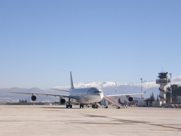 El aeropuerto de Granada acoge el aterrizaje de un Airbus 340 (AENA ) El aeropuerto de Granada acoge el aterrizaje de un Airbus 340 (AENA )