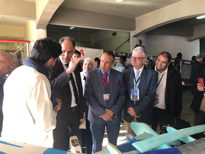 El Ministro de Enseñanza Superior en Investigación Científica de Túnez, Moncef Boukthir, visitando talleres de escolares (PARQUE DE LAS CIENCIAS)