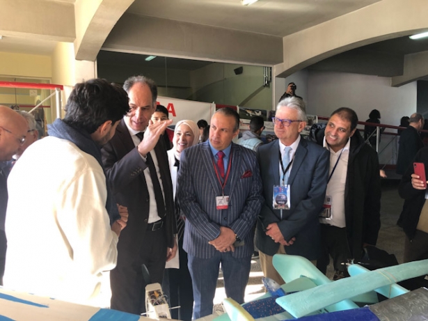 El Ministro de Enseñanza Superior en Investigación Científica de Túnez, Moncef Boukthir, visitando talleres de escolares (PARQUE DE LAS CIENCIAS)