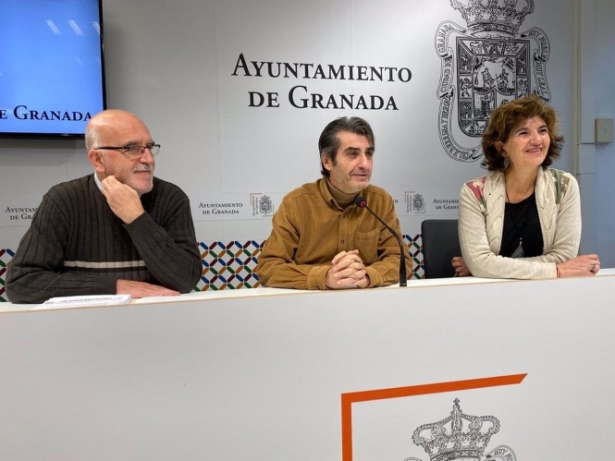 Rueda de prensa de UP, con su portavoz en el Ayuntamiento de Granada, Antonio Cambril, en el centro (UP) 