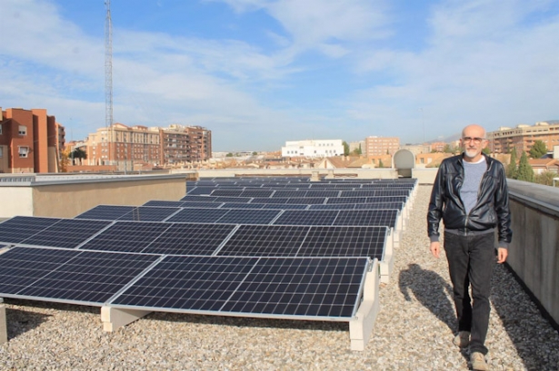 Esteban Ruiz, con las placas fotovoltaicas en la sede de CCOO Granada (CCOO) Esteban Ruiz, con las placas fotovoltaicas en la sede de CCOO Granada (CCOO)
