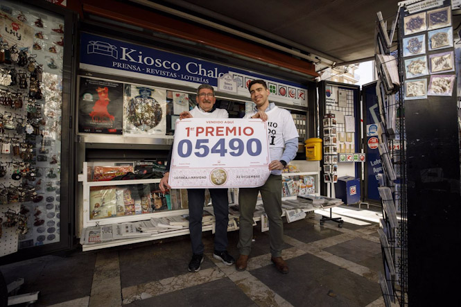 El Quiosco Chalo de Plaza Nueva, en Granada, vende el Gordo de la Lotería de Navidad a 22 de diciembre de 2022 (ÁLEX CÁMARA-EUROPA PRESS)
