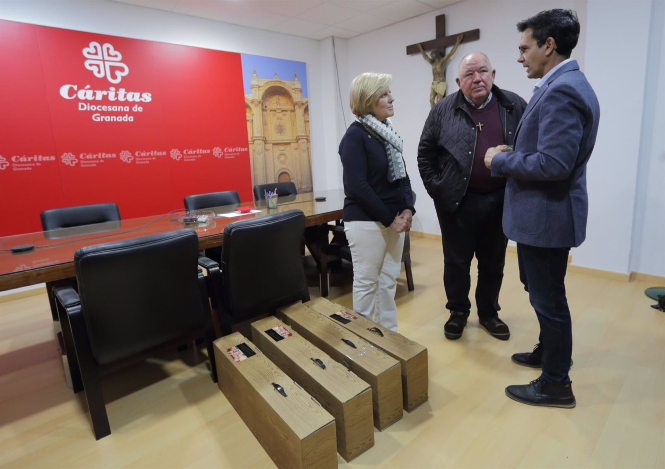 Entrega de cestas de Navidad en Cáritas (AYUNTAMIENTO) 