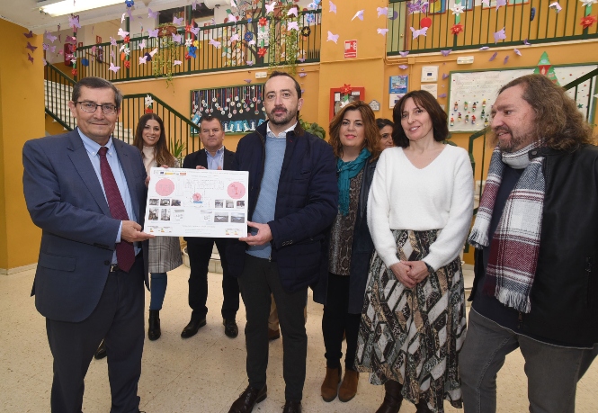 Imagen de la visita al Colegio `Gloria Fuertes` de Peligros (R. MARTÍNEZ / DIPGRA)