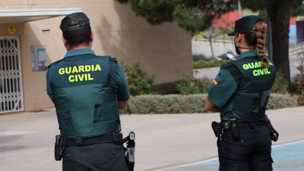 Dos agentes de la Guardia Civil (GUARDIA CIVIL) Dos agentes de la Guardia Civil (GUARDIA CIVIL)