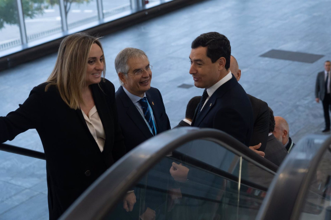 El presidente de la Junta, Juanma Moreno y la consejera de Fomento, Articulación del Territorio y Vivienda, Marifrán Carazo, en imagen de archivo (EDUARDO BRIONES - EUROPA PRESS) 