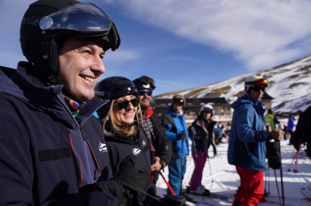 Juanma Moreno y Marifrán Carazo, en Sierra Nevada (JUNTA) Juanma Moreno y Marifrán Carazo, en Sierra Nevada (JUNTA)