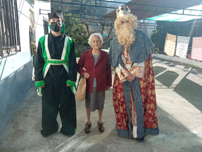 Reyes Magos visitando las casas de los mayores de Monachil el año pasado (AYTO. MONACHIL) 