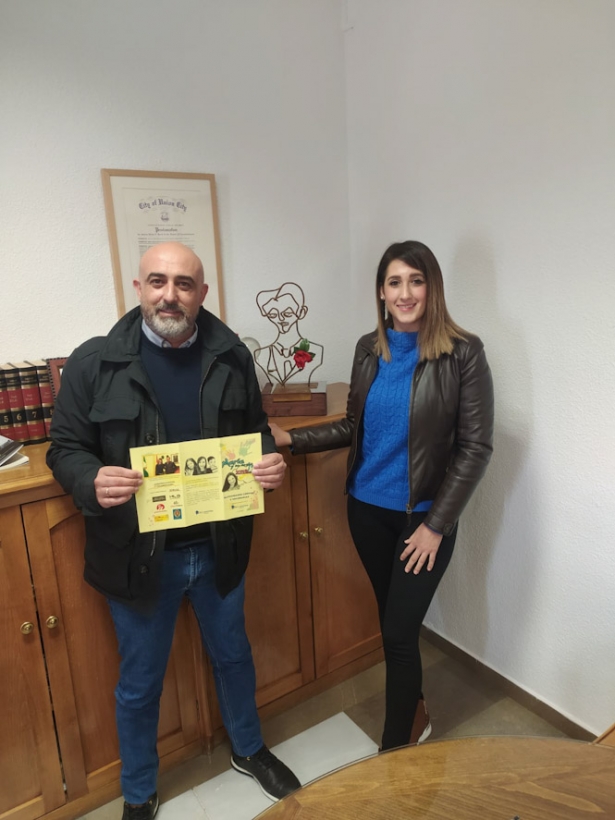 el alcalde de Fuente Vaqueros y la escritora Adelaida Salas presentan el proyecto `María y su sueño, el jardín emocional` (AYTO. FUENTE VAQUEROS)