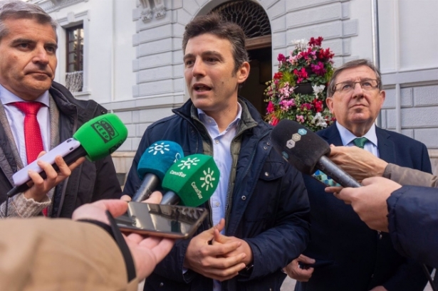 Jorge Saavedra atiende a los medios en presencia de César Díaz y Luis González (PP)